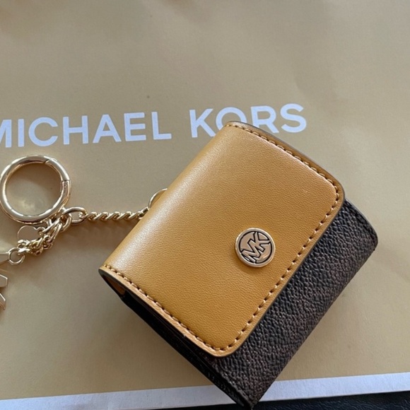 New with tags. Michael Kors case for iPods - Picture 3 of 6